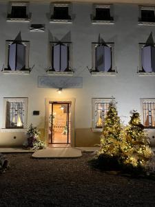 een gebouw met een kerstboom voor een deur bij Agriturismo Casa Aurora in Bussolengo