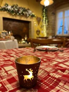 een kopje met een hert erop zittend op een tafel bij Agriturismo Casa Aurora in Bussolengo