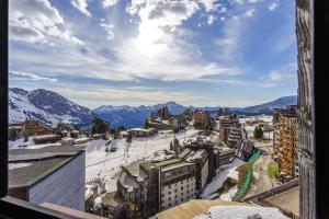 uitzicht op een stad met besneeuwde bergen bij Belambra Clubs Avoriaz - Les Cimes du Soleil in Avoriaz