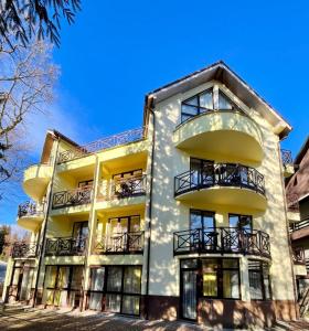 un condominio con balconi e cielo azzurro di Vila Condor a Poiana Brasov