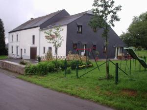 Zona de juegos infantil en Gîtes "Les Framboisiers"