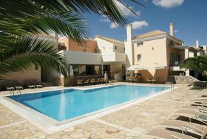 une villa avec une piscine en face d'une maison dans l'établissement Harmony Hotel Apartments, à Selianitika