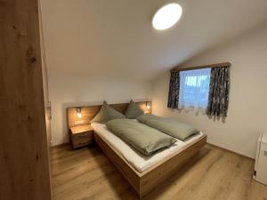 um quarto com uma cama e uma janela em apartment Eva in Wald im Pinzgau with balcony em Wald im Pinzgau