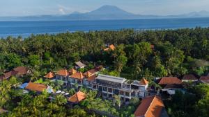 uma vista aérea de um resort com árvores e o oceano em Hotel Arsa Santhi Nusa Penida em Nusa Penida