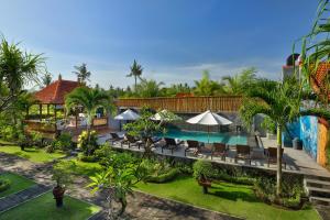 uma vista aérea de um resort com uma piscina em Hotel Arsa Santhi Nusa Penida em Nusa Penida