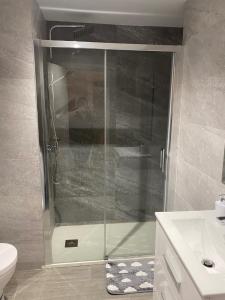 Um banheiro em Apartamento alto standing con piscina privada, aire acondicionado y wifi