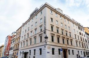 um grande edifício branco numa rua da cidade em Leonardo Boutique Hotel Rome Termini em Roma