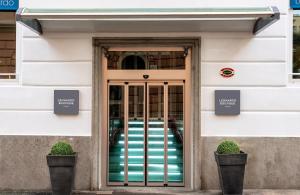 uma entrada para um edifício com uma porta giratória em Leonardo Boutique Hotel Rome Termini em Roma