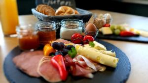 un piatto di alimenti con carne e verdure su un tavolo di Ferienhaus Oberschindlberg a Lunz am See