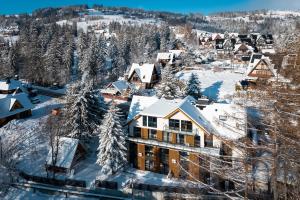 una vista aerea di un resort sulla neve di Tatry Residence SPA a Kościelisko