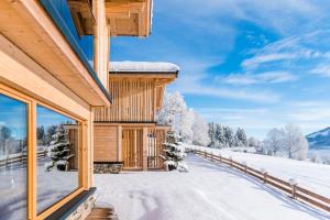 eine Hütte im Schnee mit Aussicht in der Unterkunft Beim Hochfilzer Superior 4 Sterne in Söll