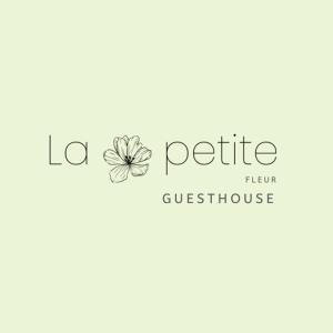 Un certificat, premiu, logo sau alt document afișat la La Petite Fleur Guesthouse