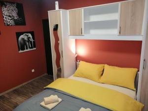 A bed or beds in a room at City Break Rooms Zagreb