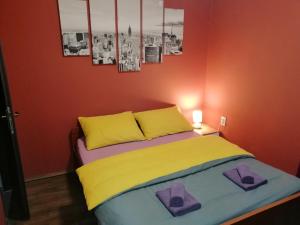 A bed or beds in a room at City Break Rooms Zagreb