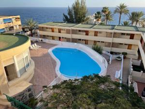 Bild eines Pools vor einem Gebäude in der Unterkunft SAN AGUSTIN SEAVIEW BLUE APARTMENT in Maspalomas