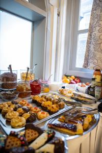 een buffet met veel verschillende soorten eten op tafel bij Hotel Galaxy in Kalabaka