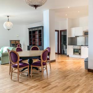 a kitchen and dining room with a table and chairs at Résidence de l'Arsenal Royal - Meublés de Tourisme in Rochefort