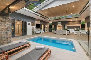 una piscina en una casa con patio en Villa Thirty One - Balinese inspired Escape, en Cairns