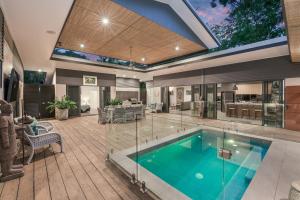 Casa con piscina y sala de estar en Villa Thirty One - Balinese inspired Escape, en Cairns