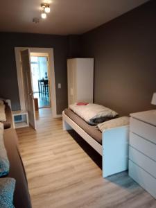 1 dormitorio con 1 cama y 1 dormitorio con mesa en Flensburg Strandnah, en Flensburg