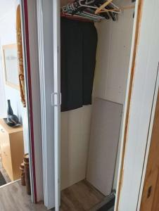 Zimmer mit einem Schrank und einer offenen Tür in der Unterkunft Les Aigus in Saint-Pierre