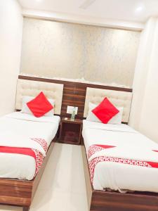 Tempat tidur dalam kamar di Hotel Avion Park - Near Mumbai International Airport