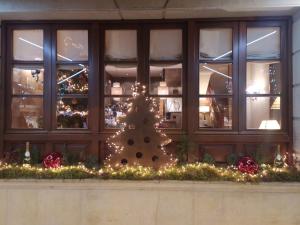 Un árbol de Navidad en la ventana de un edificio en Hotel Fonfreda, en Vielha