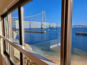 Blick auf eine Brücke aus einem Fenster in der Unterkunft Tiz wan 明石大橋 in Awaji