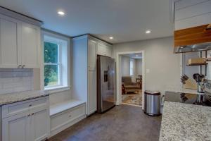 A kitchen or kitchenette at Calla Lily Farmhouse