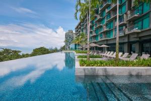 una piscina di fronte a un edificio di Angsana Teluk Bahang, Penang a Batu Ferringhi