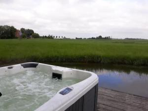 Afbeelding uit fotogalerij van Prive jacuzzi cows dairyfarm relaxing sleeping in Hitzum