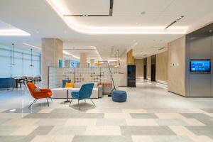 een lobby met stoelen, een bank en een tafel bij Holiday Inn Express Chengdu Tianfu Square by IHG - Chunxi Road and Kuanzhai Alley in Chengdu