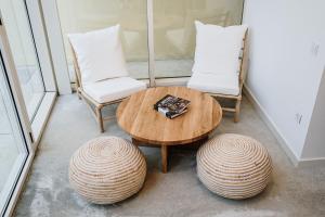 d'une table basse et de deux chaises dans une chambre. dans l'établissement Ocean Porto - Beach House, à Matosinhos