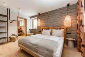 1 dormitorio con 1 cama grande y pared de piedra en CHILL HOUSE, en Schladming