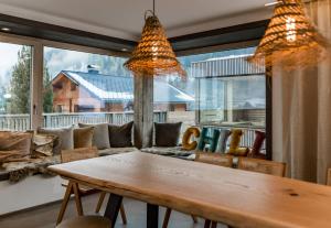 sala de estar con mesa y sofá en CHILL HOUSE, en Schladming