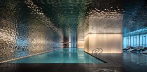 Swimming pool sa o malapit sa J Hotel, Shanghai Tower - Above All Else, Overlooking the Bund