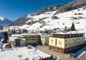 - une vue aérienne sur un complexe dans la neige dans l'établissement Hotel der Wolkensteinbär, à Bramberg am Wildkogel