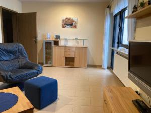 a living room with a chair and a table at Ferienwohnung "Casa Horife" in Konz