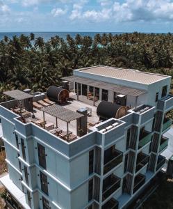 eine Luftansicht eines Gebäudes mit Meerblick im Hintergrund in der Unterkunft Ataraxis Grand and Spa Fuvahmulah in Fuvahmulah