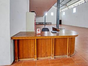 a large wooden desk in a large room at OYO 92090 Panorama Rinjani Lodge in Labuan Lombok