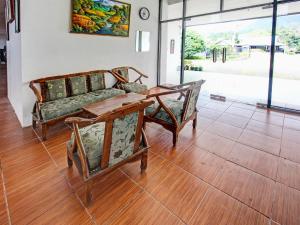 a living room with a couch and a table at OYO 92090 Panorama Rinjani Lodge in Labuan Lombok