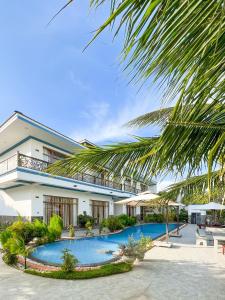 uma imagem de uma villa com piscina em Gia An Hung Guest House em Mui Ne