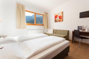 A bed or beds in a room at Hotel Sole - Sonne