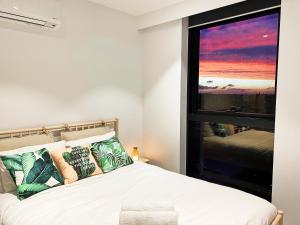 Tempat tidur dalam kamar di Skyone Lux 2Bed room Aprt in BoxHill with car park