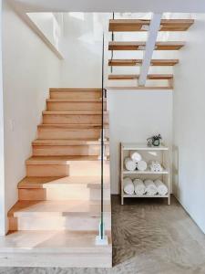 eine Treppe in einem Haus mit Holzböden in der Unterkunft Okt Häus in Nordegg