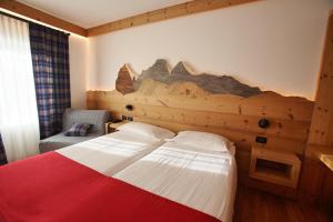 Una cama o camas en una habitación de Hotel Des Alpes