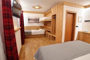 Una cama o camas en una habitación de Hotel Des Alpes