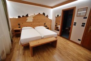 Una cama o camas en una habitación de Hotel Des Alpes