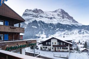 un rifugio da sci con una montagna sullo sfondo di Apartment Jungfrau Lodge a Grindelwald