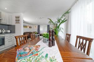 Kitchen o kitchenette sa Hotel Bayerisch Meran